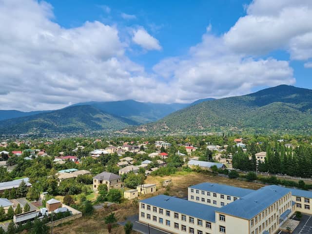 Meşəli dağların ətəyində Balakən şəhərinin ümumi görünüşü.