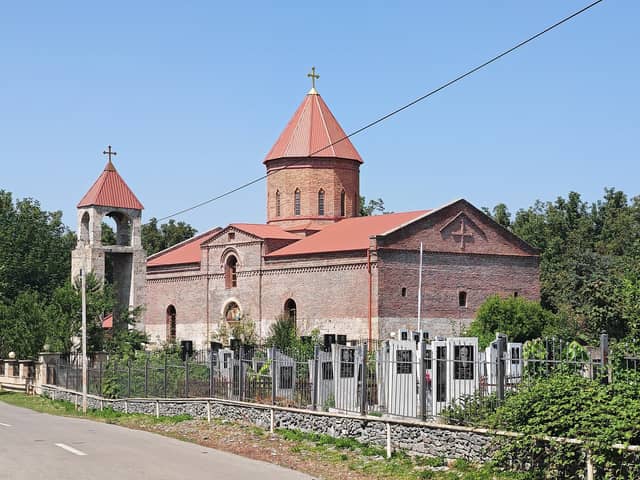 Nicdə qırmızı damlı kərpic Müqəddəs Məryəm Ana (Bulun) kilsəsi.