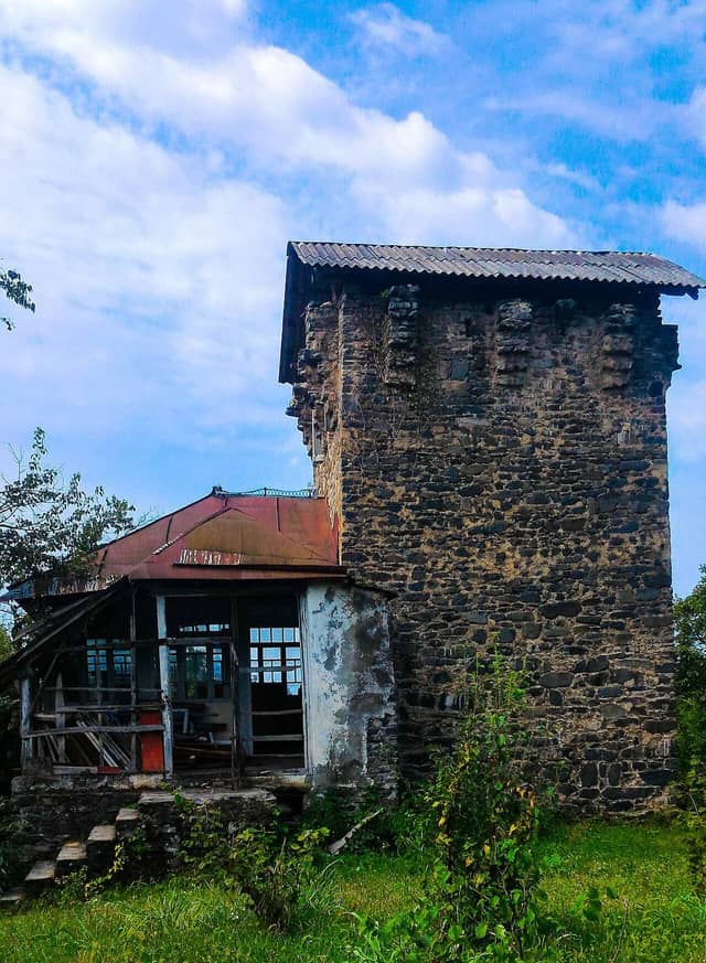 Car kəndində dördkünc daş Çingizqala qülləsi.