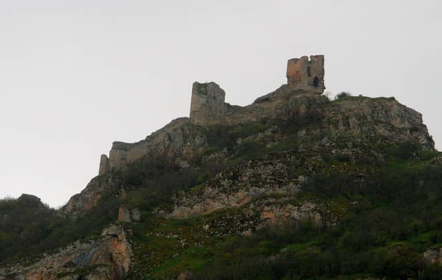 Qayalı təpənin zirvəsində Çıraqqala qalasının xarabalıqları