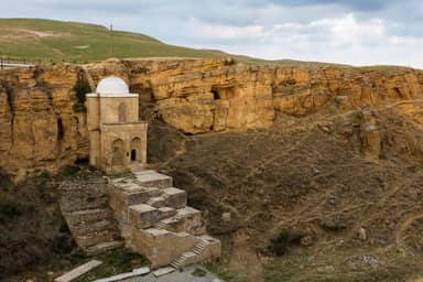 Мавзолей Дири Баба, встроенный в скальный склон возле Маразы, и каменная лестница