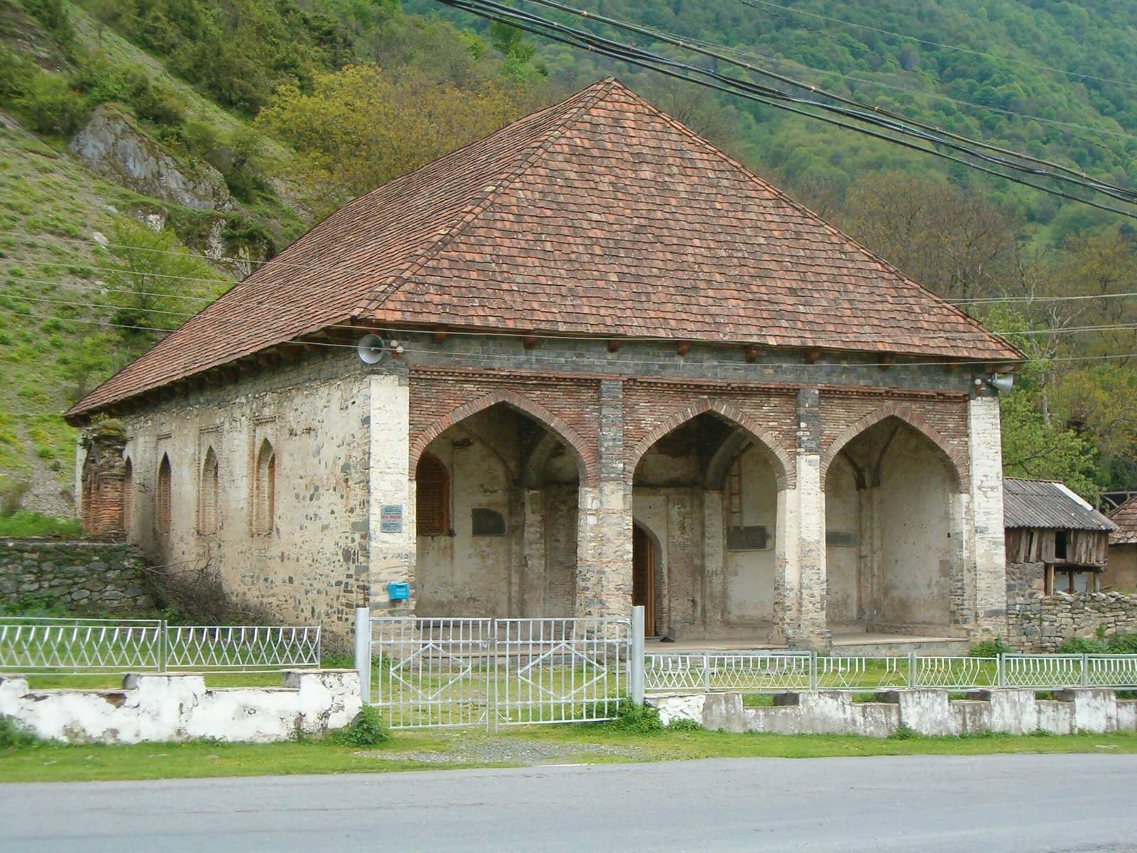 İlisu kəndində tağlı eyvanlı daş Ulu məscid.