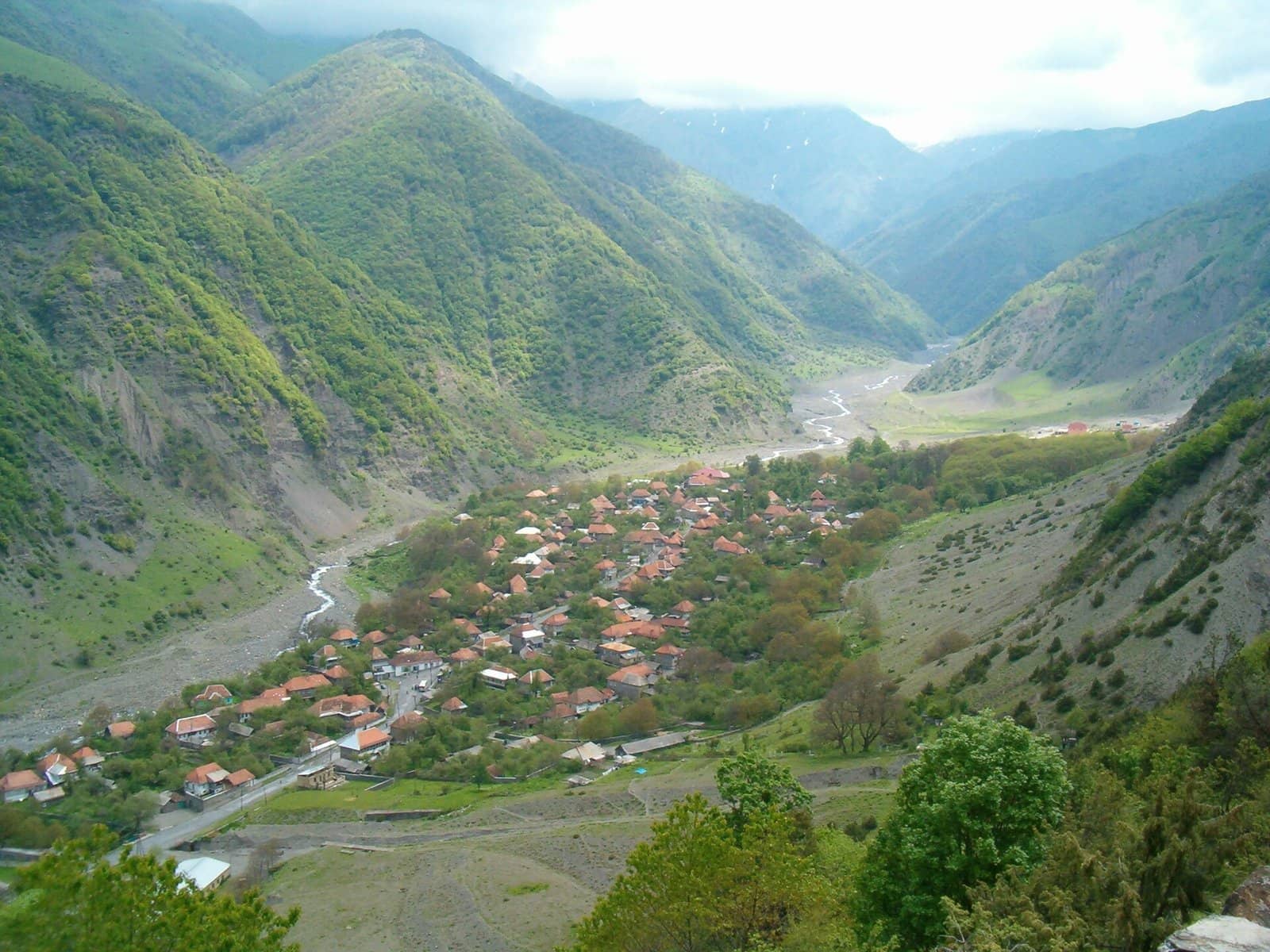 Dağ dərəsində yerləşən İlisu kəndinin yuxarıdan görünüşü.