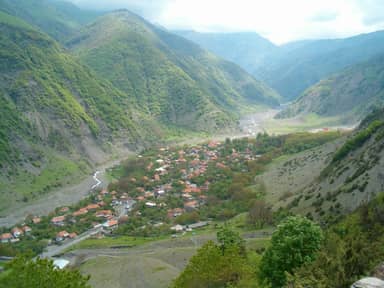 Вид сверху на село Илису в горном ущелье.