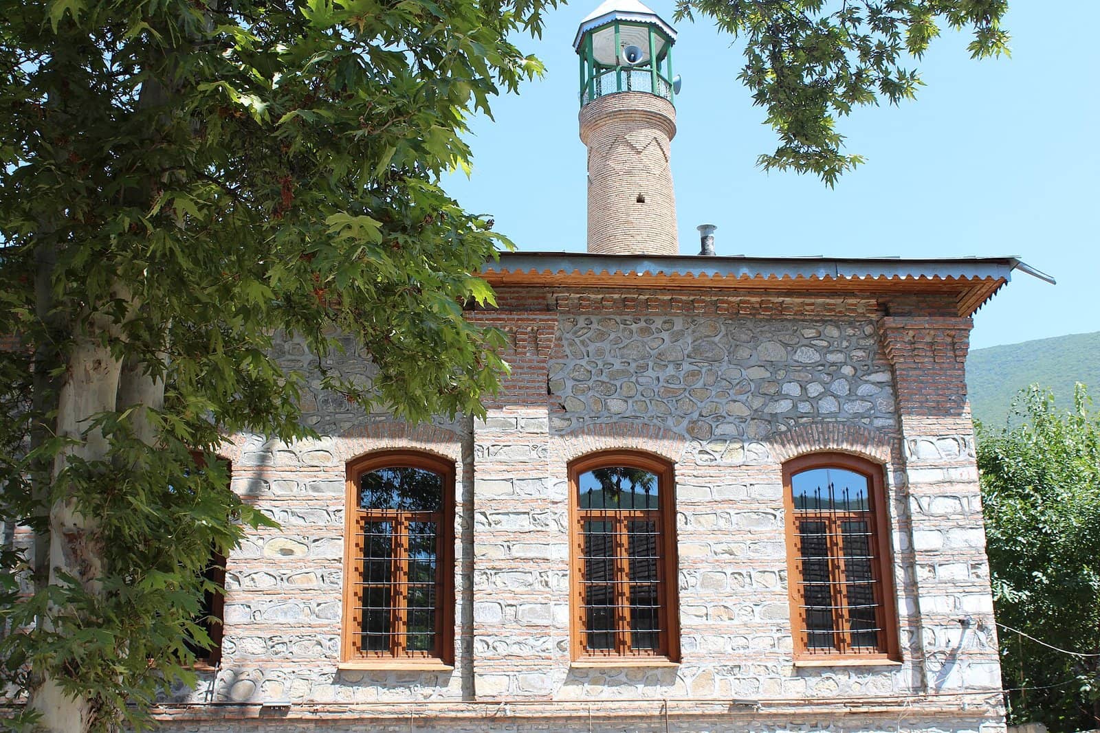 Şəkidə daş binası və kiçik minarəsi olan İmam Əli məscidi.