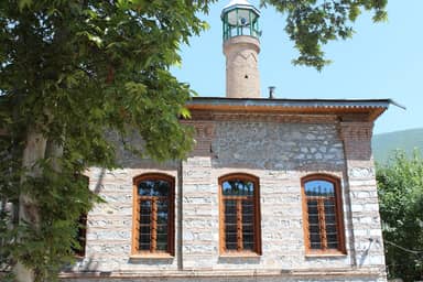 Мечеть Имама Али в Шеки: каменное здание и небольшой минарет.