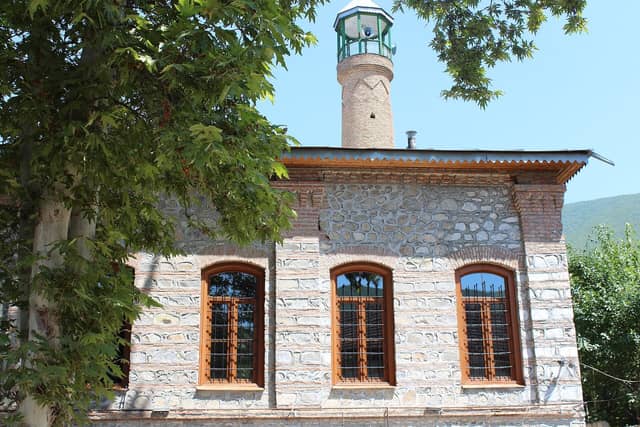 Şəkidə daş binası və kiçik minarəsi olan İmam Əli məscidi.