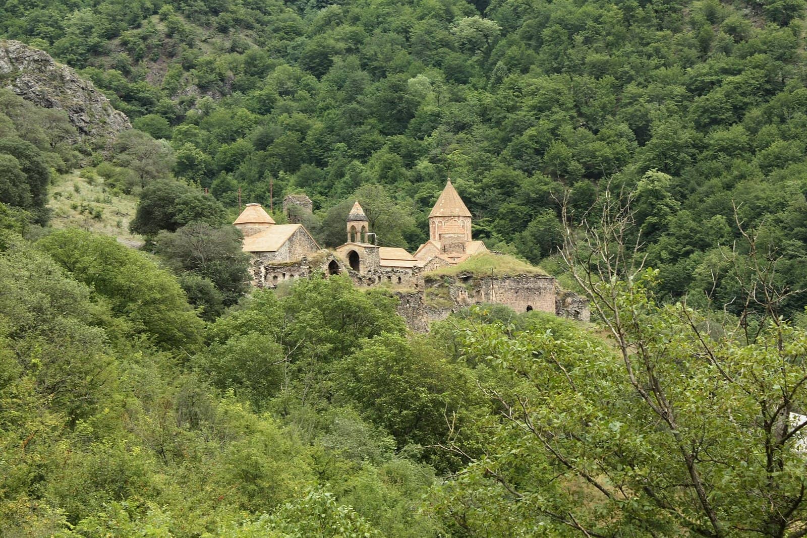 Xudavəng monastırı: sıx yaşıl meşəli dağ yamacında konusvari günbəzli daş kilsələr və divar qalıqları