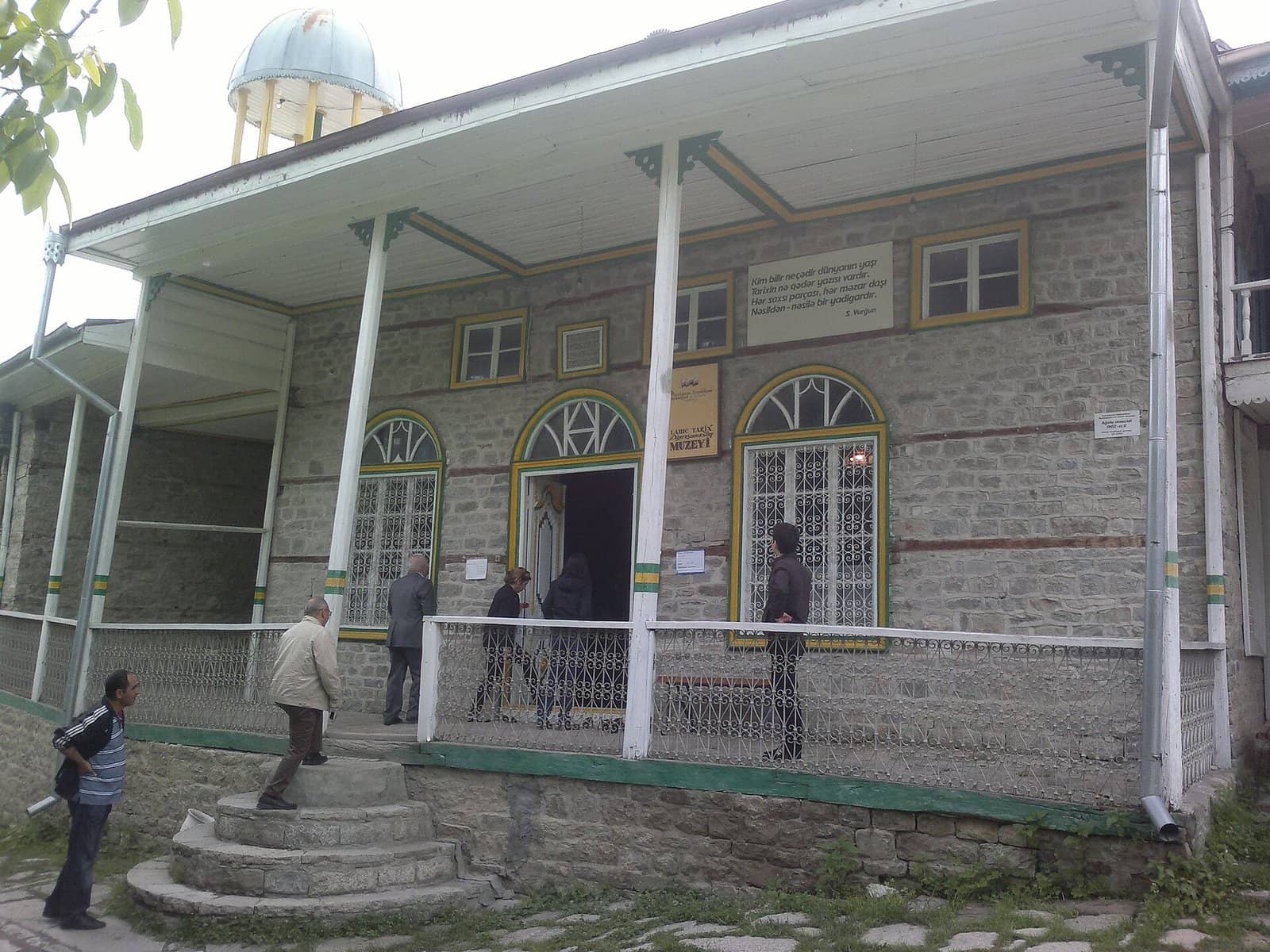 Lahıcda eyvanlı daş binada yerləşən Tarix-Diyarşünaslıq Muzeyi.