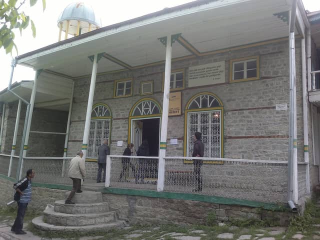 Lahıcda eyvanlı daş binada yerləşən Tarix-Diyarşünaslıq Muzeyi.