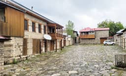 Lahıcda daş döşənmiş küçə və iki mərtəbəli daş-taxta evlər
