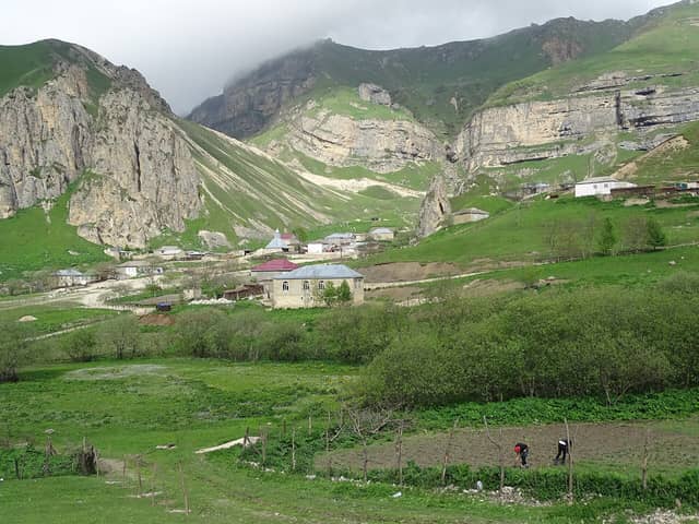 Laza kəndinin evləri, arxada sıldırım qayalı dağlar, Qusar rayonu