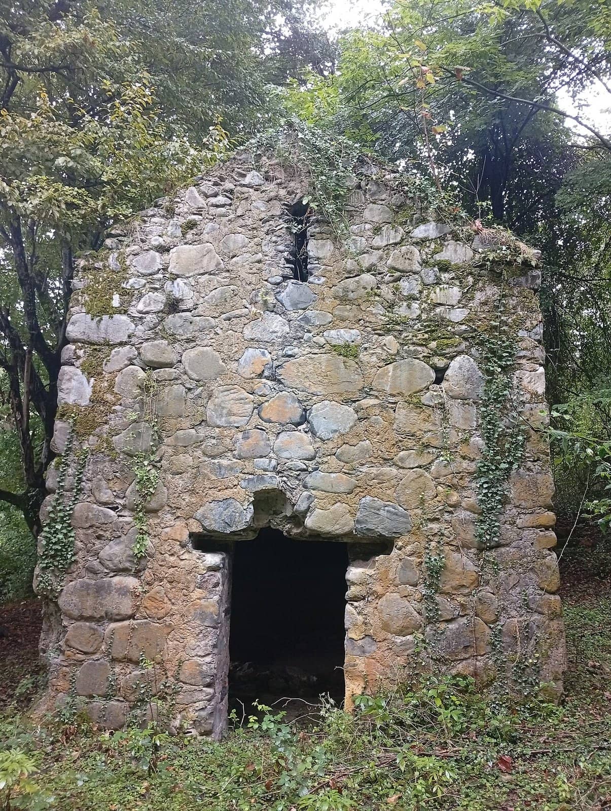 Ağaclar arasında tağlı qapısı olan kiçik daş Mazımçay kilsəsi.