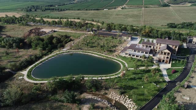 Meysəri şərab zavodunun havadan görünüşü: göl, binalar və üzüm bağları.