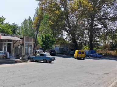 Улица и большие деревья в центре посёлка Нидж, Габалинский район