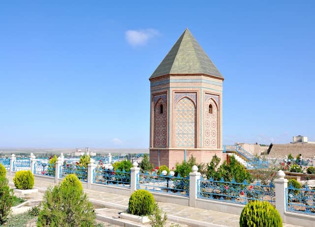 Nuh peyğəmbər türbəsi: yaşıl konusvari örtüklü, naxışlı kərpic səkkizüzlü türbə, ətrafında göy məhəccərli bağ
