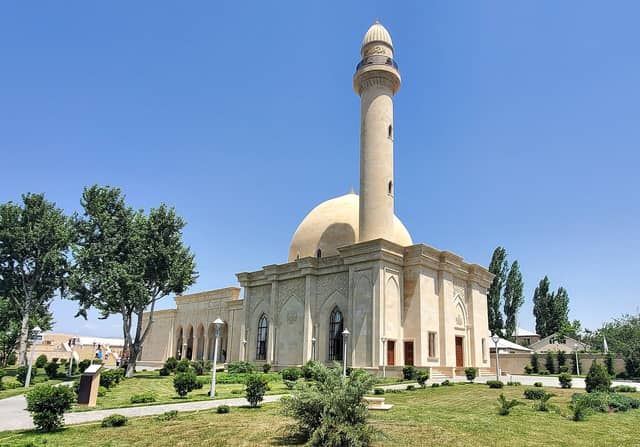 Pirsaat Baba ziyarətgah-məscid kompleksinin günbəzli məscidi və hündür minarəsi.