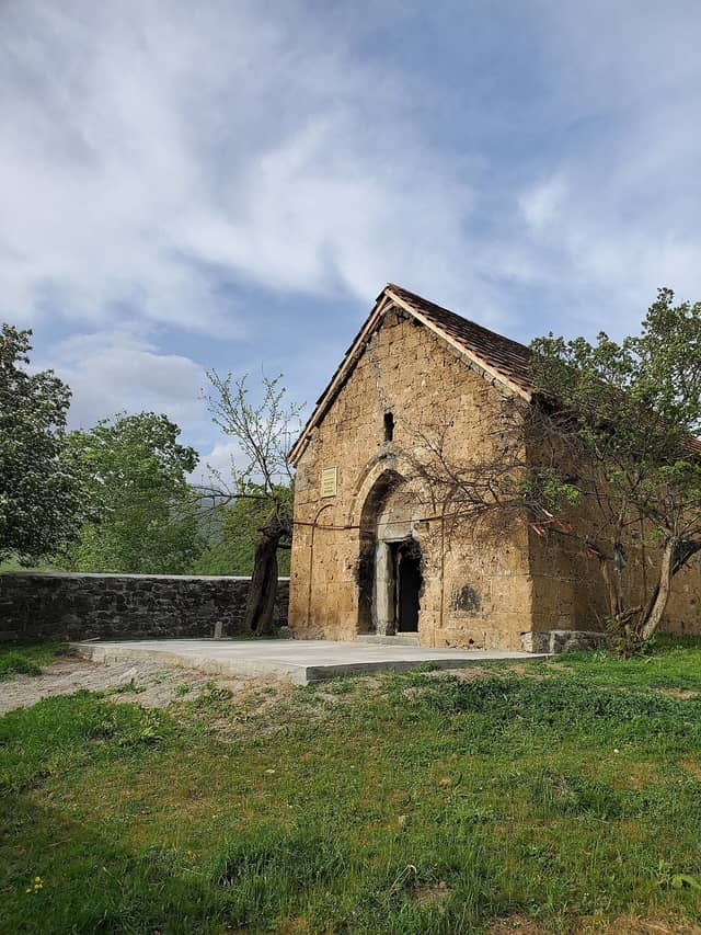 Çəmənlik üzərində kiçik daş Qala piri məbədi.