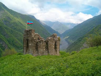 Каменные остатки укрепления Галача на горном склоне и ущелье позади.