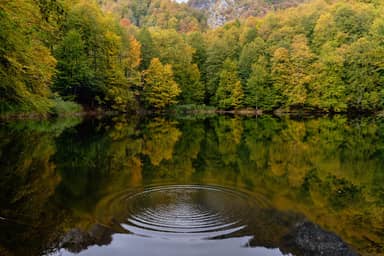 Озеро Гаранохур, в спокойной воде которого отражается осенний лес.