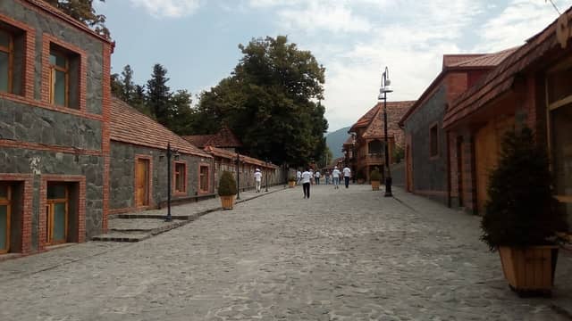 Qax şəhərində daş döşənmiş küçə və kərpic binalar.