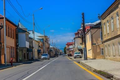 Улица, окружённая старыми зданиями, в Красной Слободе, Губинский район