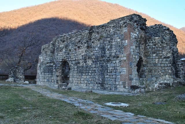 Qum kəndində Qum bazilikasının daş divar qalıqları.