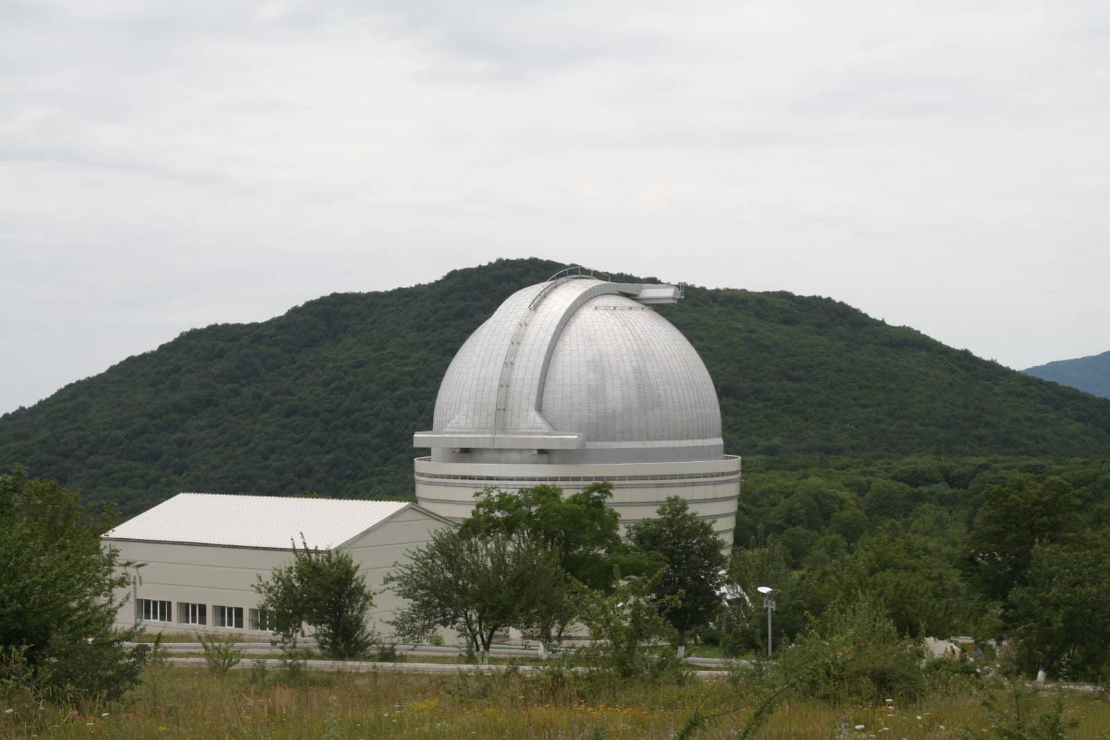 Şamaxı Astrofizika Rəsədxanasının ağ günbəzi, arxada meşəli dağ