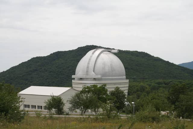 Şamaxı Astrofizika Rəsədxanasının ağ günbəzi, arxada meşəli dağ