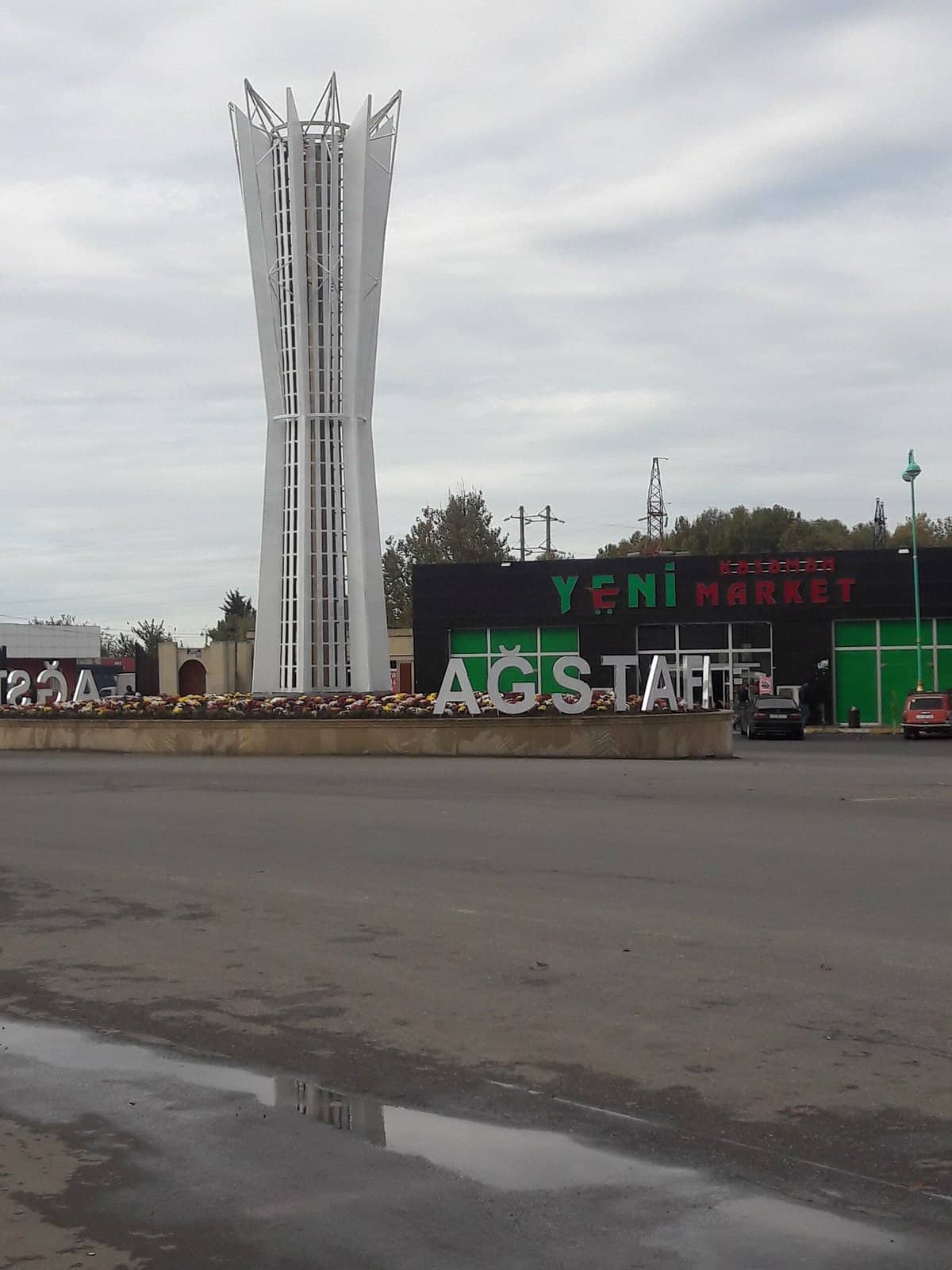 Ağstafa şəhərinin girişində hündür ağ abidə və şəhər adı yazısı