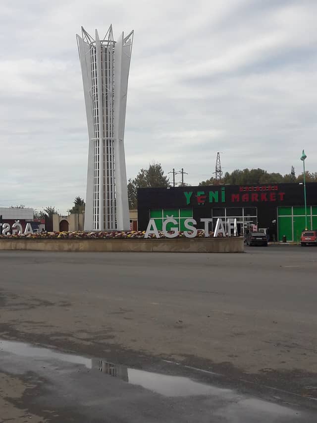 Ağstafa şəhərinin girişində hündür ağ abidə və şəhər adı yazısı