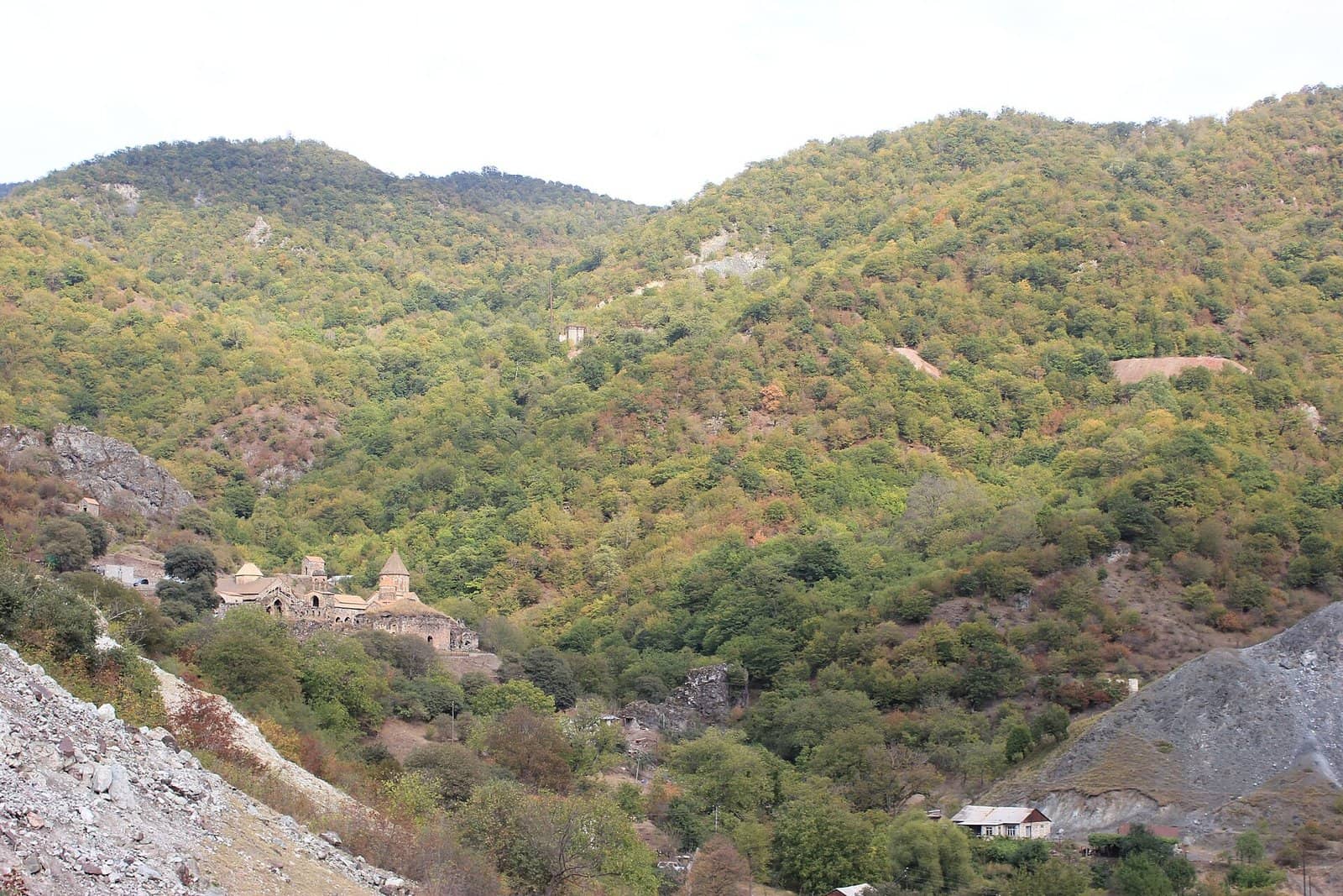Kəlbəcər: payız rəngli meşəli dağ yamacı, sol aşağıda daş Xudavəng monastır kompleksi