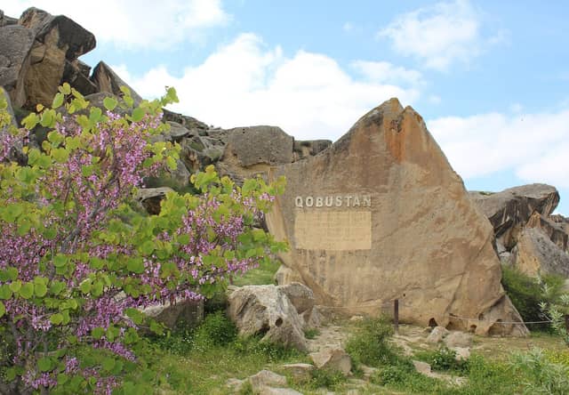 Qobustan qoruğunun girişində üzərində «QOBUSTAN» yazılmış iri qaya