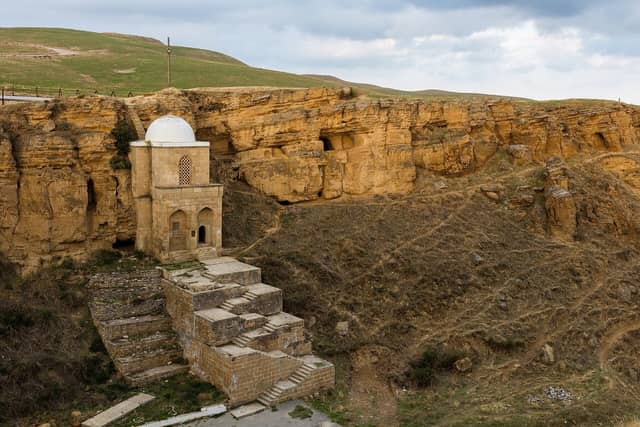 Mərəzə yaxınlığında qaya yamacına tikilmiş Diri Baba türbəsi və daş pilləkən