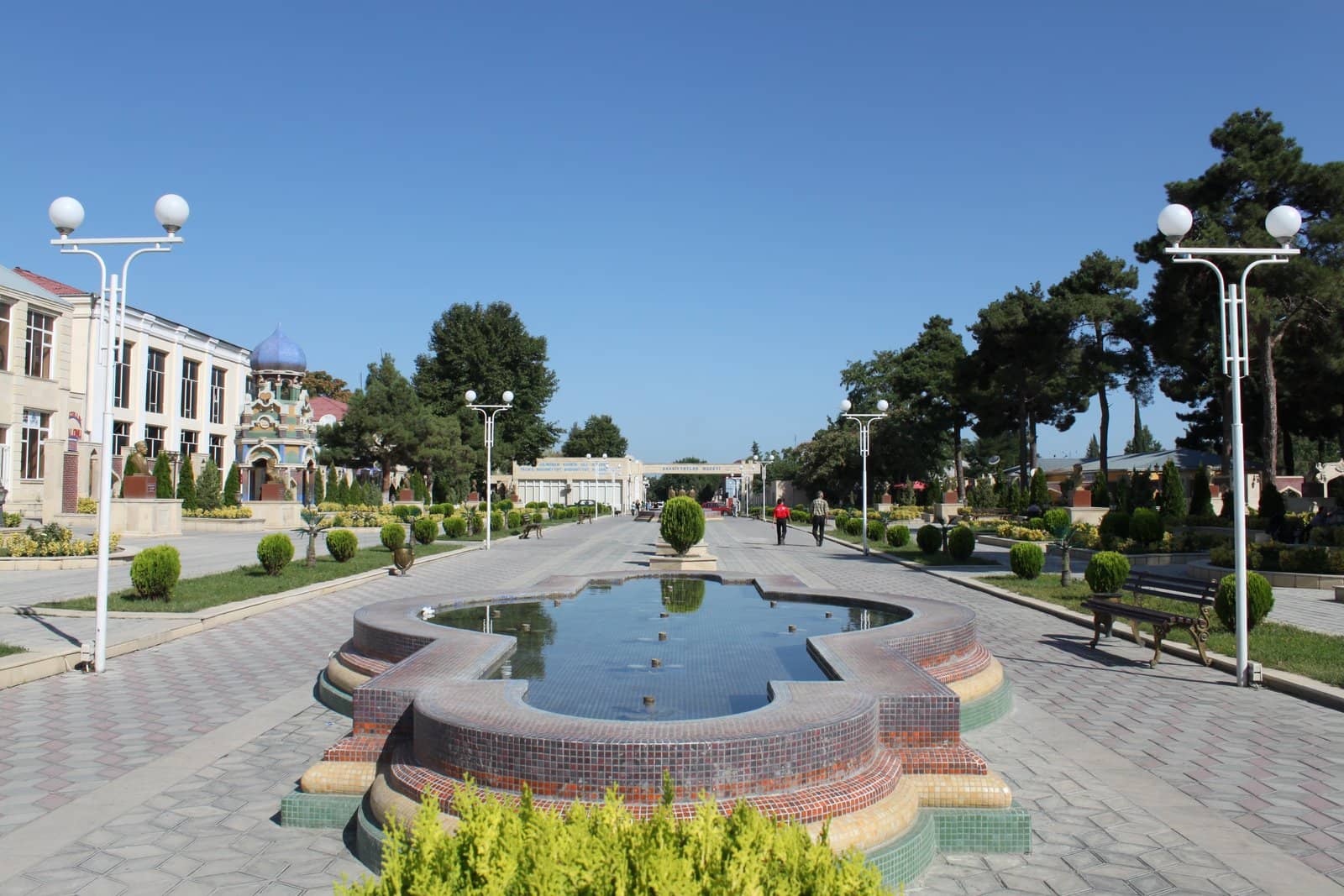 Xaçmaz şəhərində fəvvarəli geniş piyada xiyabanı, ağ fənərlər, gül ləkləri və şam ağacları