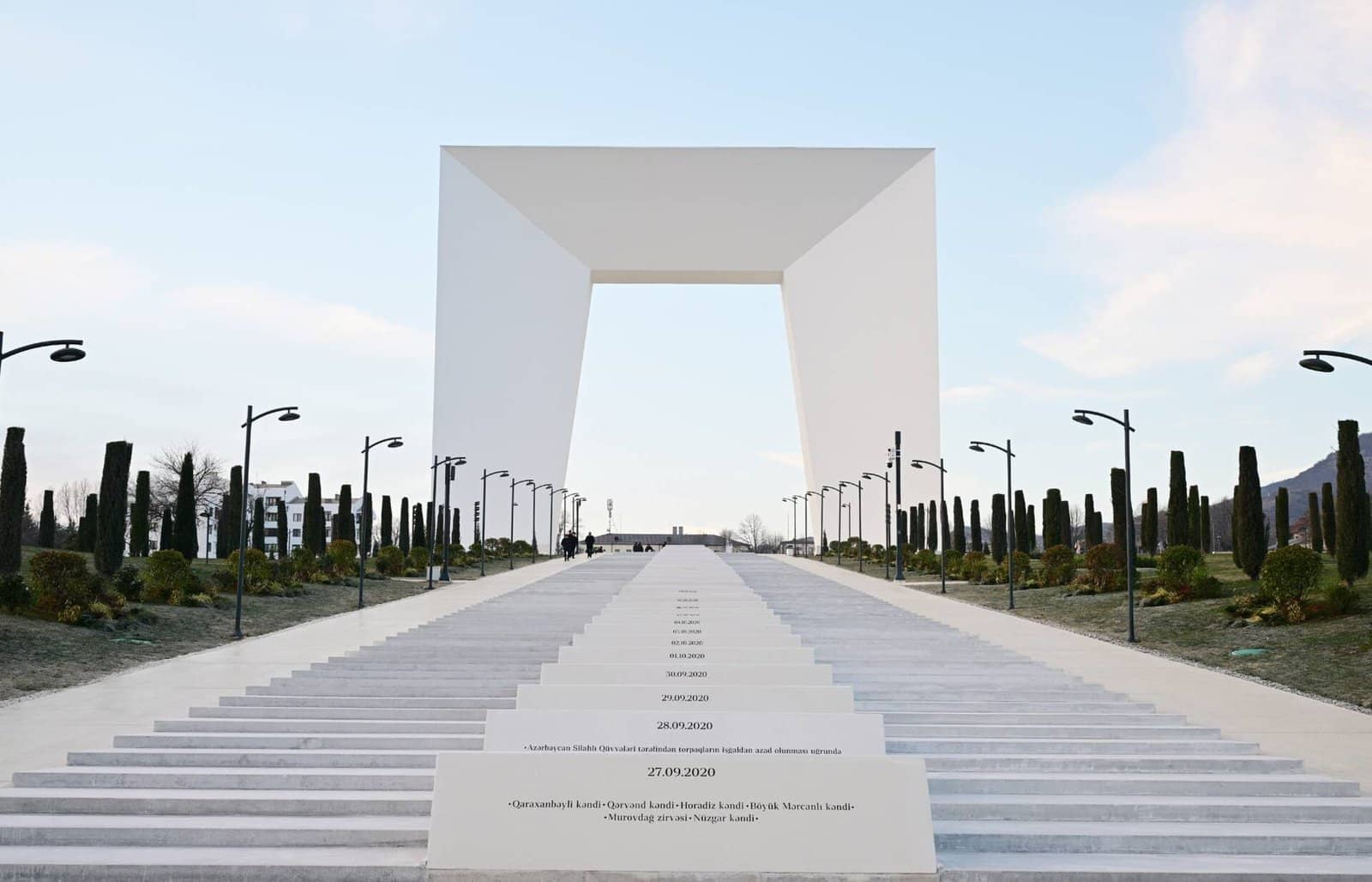 Xankəndidə Zəfər parkında ağ tağvari abidə və ona aparan pilləkənli xiyaban