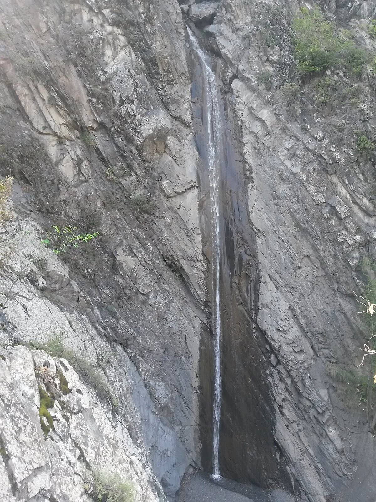 Hündür qaya divarı boyunca axan Şahəli şəlaləsi.