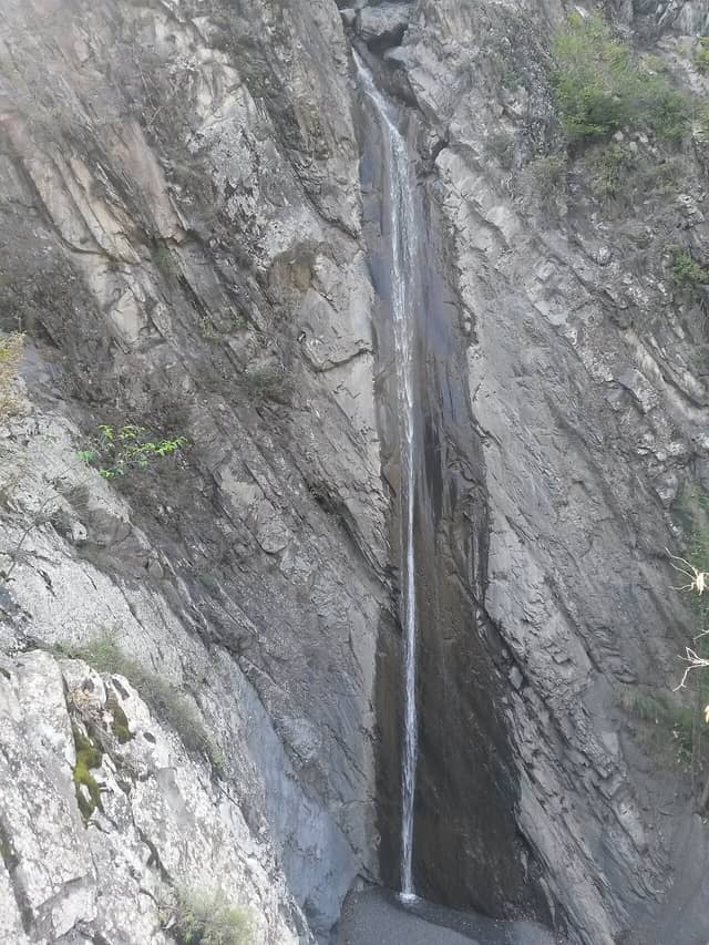 Hündür qaya divarı boyunca axan Şahəli şəlaləsi.