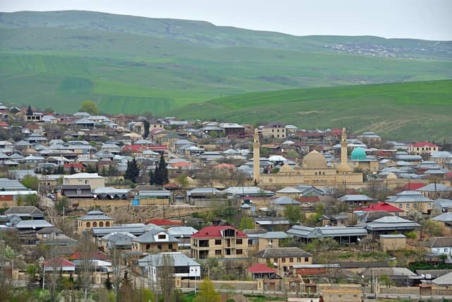 Şamaxı şəhərinin evləri və Cümə məscidi, arxada yaşıl təpələr