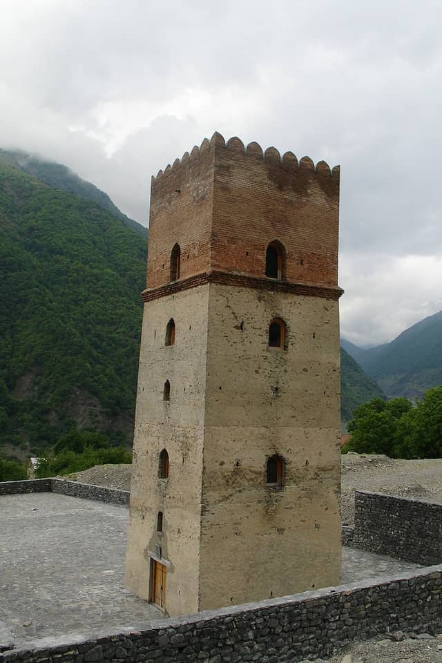 İlisu kəndində dördkünc hündür Sumuq qala qülləsi.