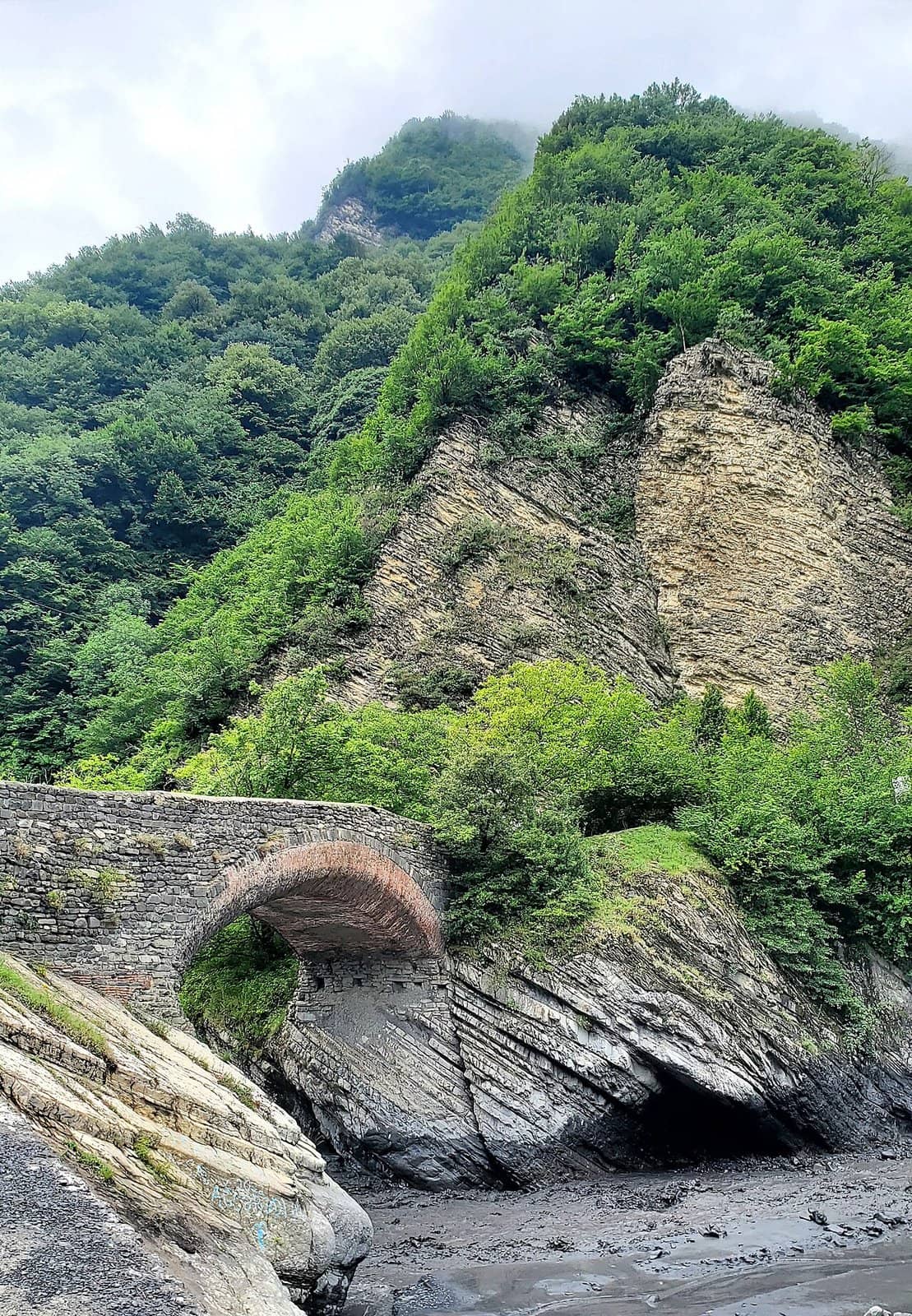 Kürmükçay üzərində tağlı kərpic Ulu körpü.