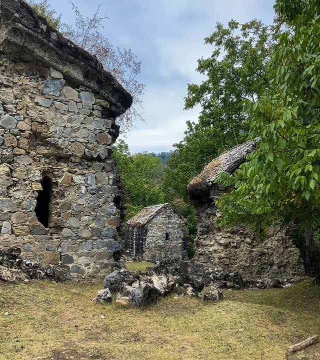 Meşə içində Yeddi kilsə monastır kompleksinin daş qalıqları.