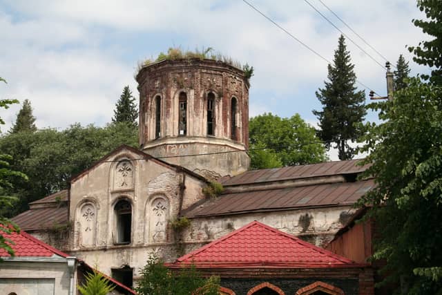 Zaqatalada günbəzli kərpic kilsə binası.