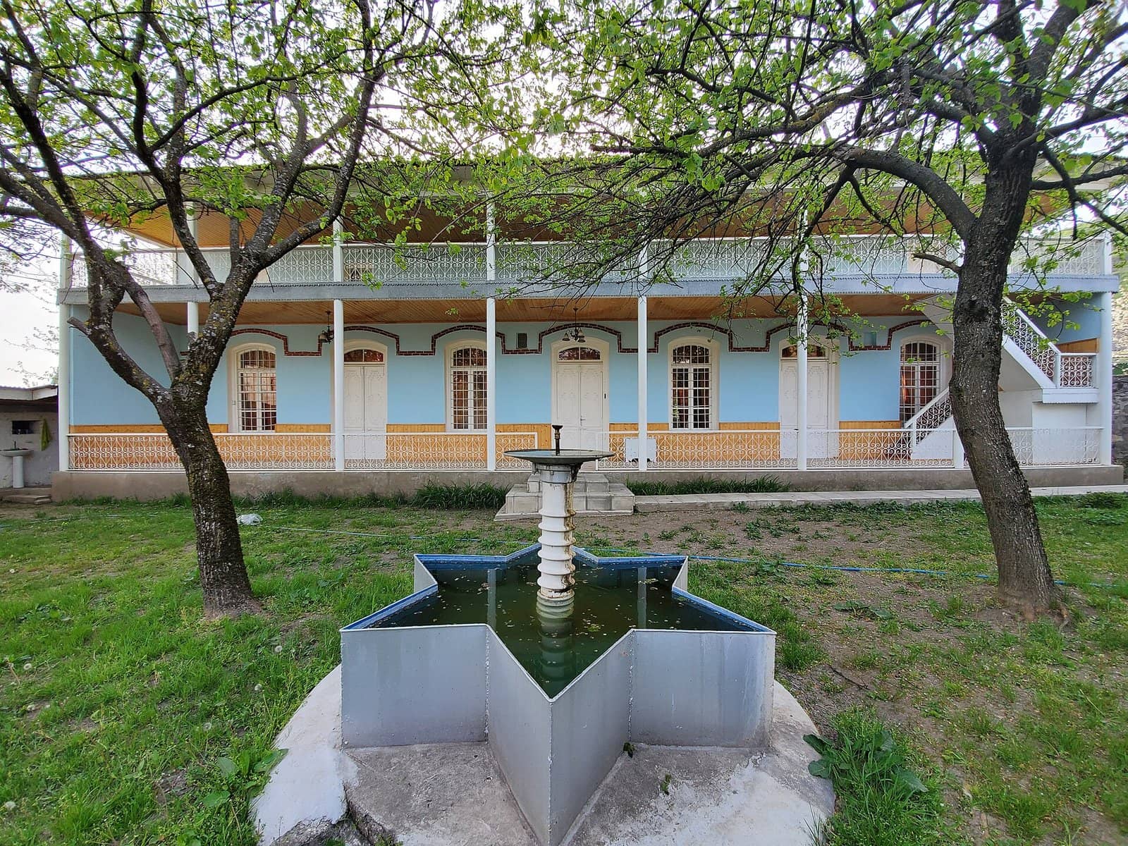 Oğuzda eyvanlı Aşağı məhəllə sinaqoqu və həyəti.