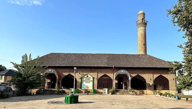 Lənkəranda kirəmit damlı uzun kərpic bina və yanında naxışlı minarə — Böyük Bazar məscidi.