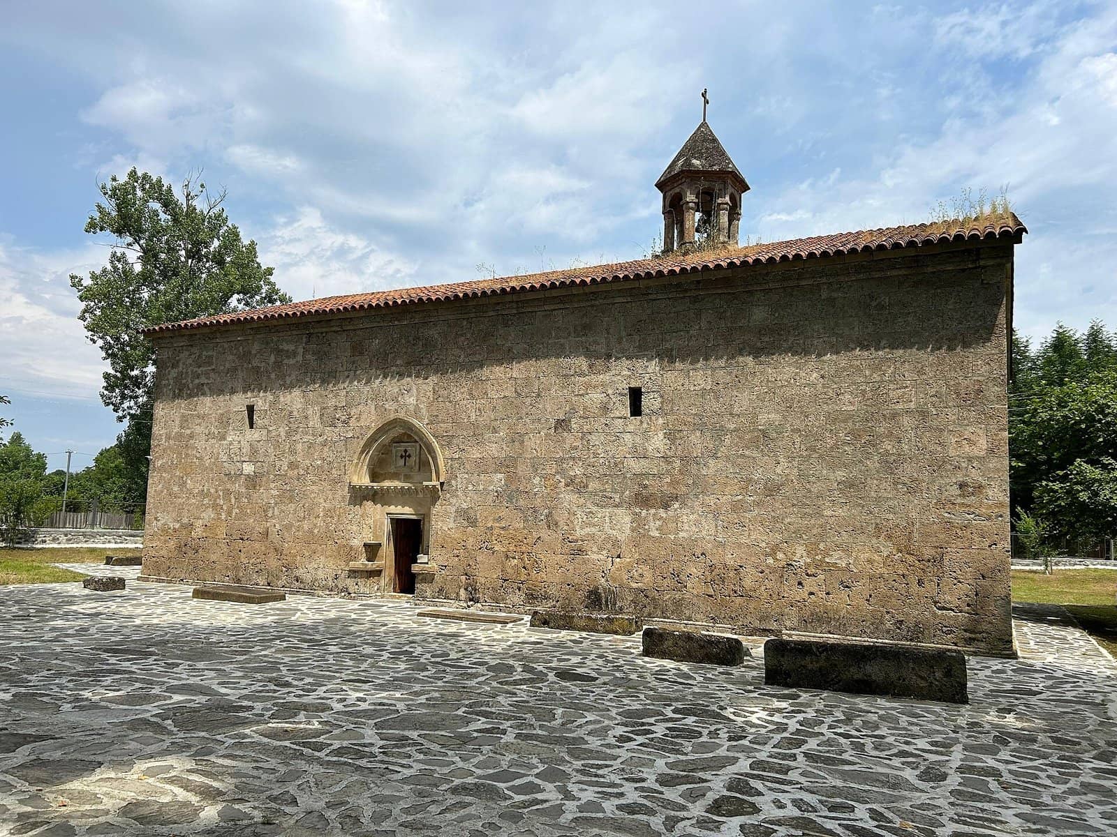 Nicdə daş divarlı Çotari (Müqəddəs Yelisey) kilsəsi