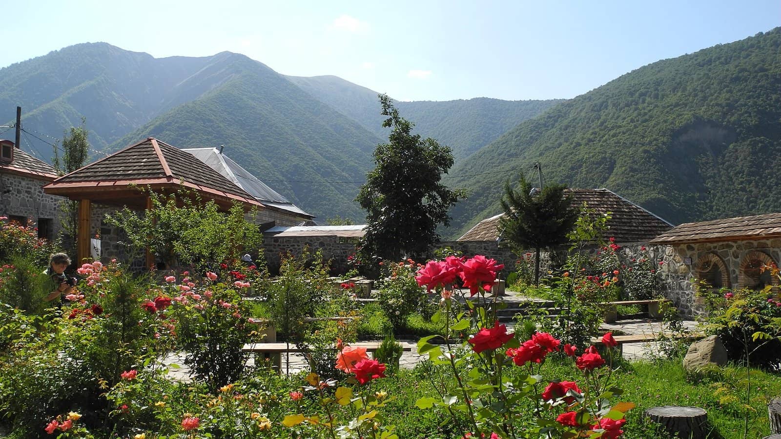 Meşəli dağların ətəyində Kiş kəndindən güllü həyət və evlər.