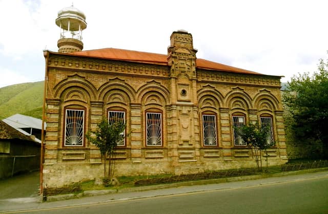 Şəkidə kərpic naxışlı fasadı olan Ömər Əfəndi məscidi.