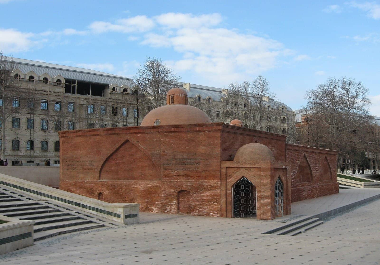 Gəncədə qırmızı kərpicdən alçaq günbəzli Çökək hamam və önündəki daş meydan