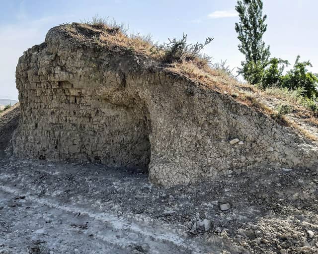Gilgilçay səddindən qalmış torpaq-daş qüllə qalığı